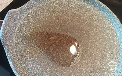 Нагрейте сковороду и влейте немноно масла.