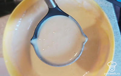 Влейте в сковородку один половник полученного теста.