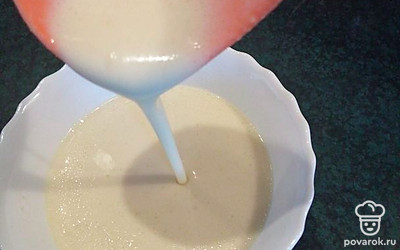 Подготовить все ингредиенты для блинчиков. Взбить яйцо с молоком, сахаром, солью и добавляя муку по чуть чуть довести тесто до состояния густой сметаны. В готовое тесто влить растительное масло и перемешать.