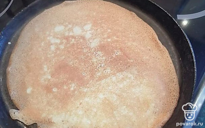 Выпекать блинчики на сковороде смазанной растительным маслом.