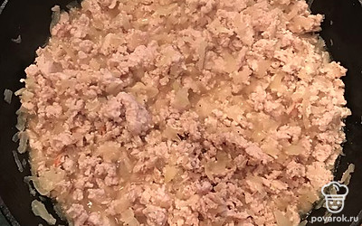 На растительном масле обжарить лук и куриный фарш, добавив специи по вкусу.