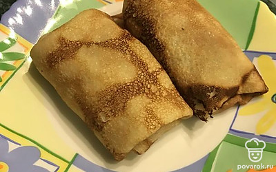 Завернуть готовый обжаренный фарш в блинчик.