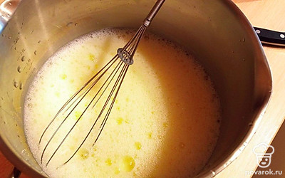 Смешиваем в кастрюле охлажденную кипяченую воду с яйцами. Тщательно взбиваем. 