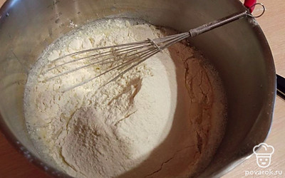 Добавляем муку и размешиваем до растворения комочков. 