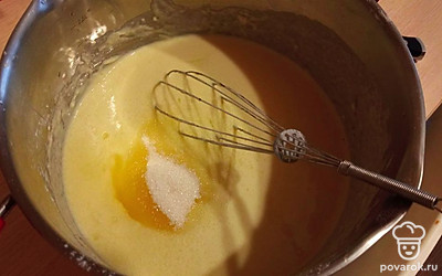 Добавляем сахар и растительное масло.