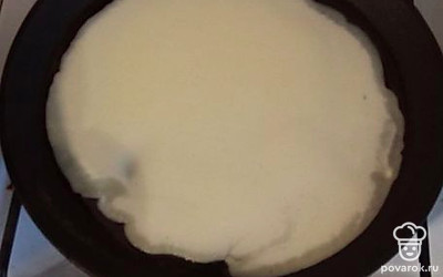 Выпекаем на разогретой сковороде по 1-2 минуты с каждой стороны. 