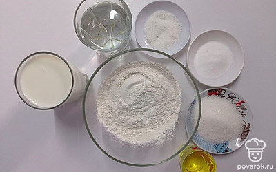 По отдельным удобным вам тарам разложите ингредиенты: соль, сахар, сода, мука. По отдельным стаканам разлейте и разложите: подсолнечное масло, воду, молоко. Подготовьте всю необходимую посуду для готовки.