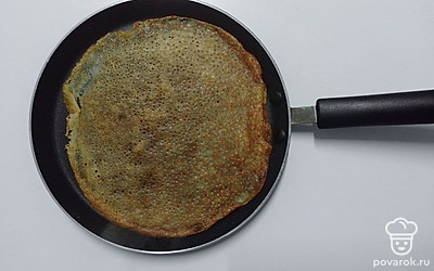 В просеянную муку всыпьте сахарный песок, соль, добавьте маленькую щепотку соды. Влейте в смесь молоко и помешайте, чтобы не было комочков. Затем добавьте подсолнечное масло и влейте обычную воду, еще раз перемешайте тесто и оставьте его на 15 минут. Сковороду разогрейте с добавлением небольшого количества масла и на поверхность половником влейте тесто, обжарьте блинчики с двух сторон.