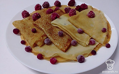 Готовые блины разложите на удобной вам таре и украсьте их ягодами.