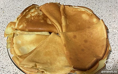 Подавайте готовые блинчики со сметаной и вареньем, приятного аппетита.