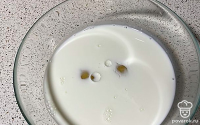 Для начала влейте пол-литра молока в чашу и разбейте туда 2 яйца.