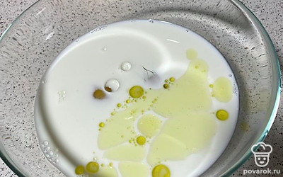 Затем добавьте растительное масло, можно использовать оливковое. Тщательно размешайте. 