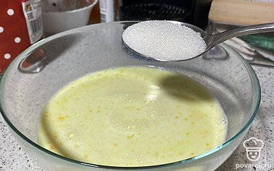 К полученной смеси добавьте сахар и соль.