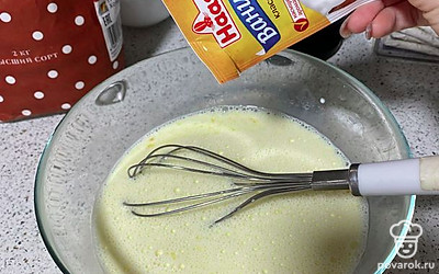 Туда же всыпьте немного ванилина.