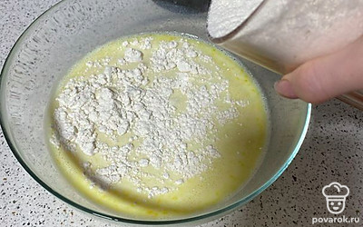 Теперь порционно добавляйте муку, хорошо размешивая, добавляйте до консистенции жидкой сметаны.