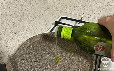 Хорошо разогретую сковороду смажьте небольшим количеством масла.