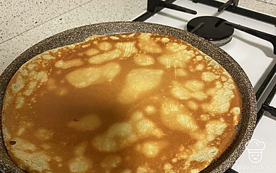 Жарьте блины по 2 минуты с каждой стороны.