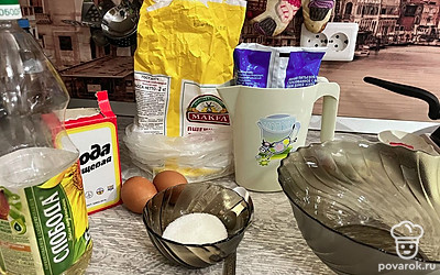 Приготовьте все ингредиенты. В миску разбейте 2 яйца, добавьте сахар, соль и молоко.