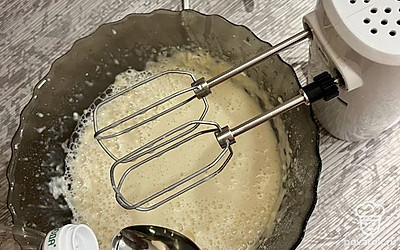Взбейте все вместе венчиком или миксером, добавьте муку, ещё раз взбейте. После добавьте кипячёную воду и взбейте. После всего - добавьте две столовые ложки растительного масла и перемешайте.