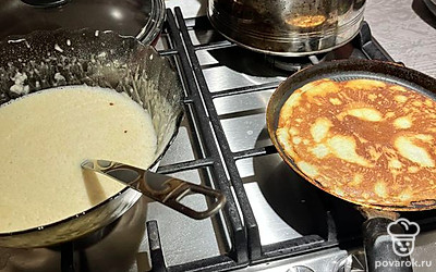 На разогретой сковороде жарим блины.