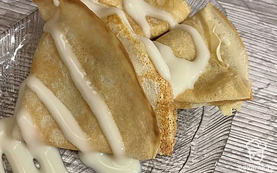 Блинчики можно смазывать сливочным маслом и посыпать сахаром и после сложить в треугольник. Или просто подать к столу со сметаной или сгущёнкой!