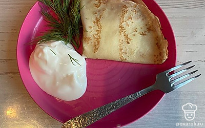 Я подаю со сметаной и зеленью, можно с ветчиной и сыром, или с вареньем и сгущенкой. Приятного аппетита!