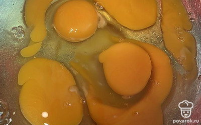 В большую миску или кастрюлю выбиваем яйца.