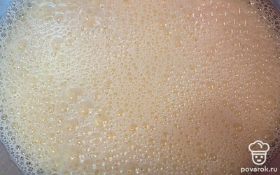 Добавляем соль и сахар и взбиваем.