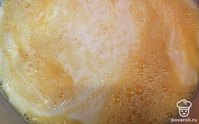 Добавляем молоко и перемешиваем до однородности.