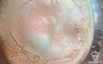 В получившуюся смесь просеиваем муку и перемешиваем миксером.