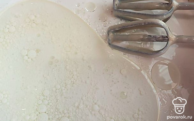 Добавляем оставшееся молоко, растительное масло, всё смешиваем и тесто готово. Оно должно получится, как жидкая 10% сметана.