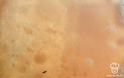 На раскалённую сковороду выливаем маленький половник теста и обжариваем с двух сторон. Проделываем данную операцию со всем тестом. Блюдо готово.