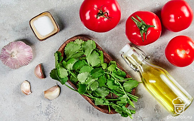 Помойте овощи и зелень, обсушите их бумажным полотенцем. Чеснок очистите от шелухи.