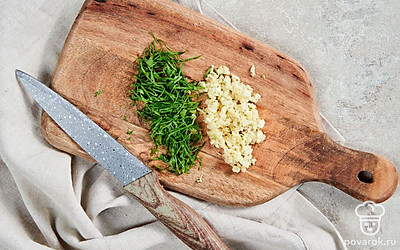 Подготовьте продукты. Срежьте у помидоров верхушку с плодоножкой, достаньте ложкой мякоть. Мелко нашинкуйте петрушку. Натрите чеснок на мелкой терке.