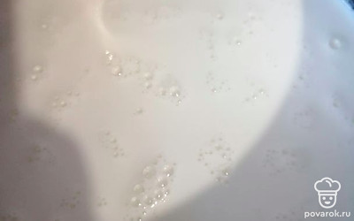 Молоко налить в кастрюлю и подогреть примерно до 40 градусов.