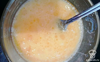 В отдельной чашке смешать яйца, сахар и подсолнечное масло.