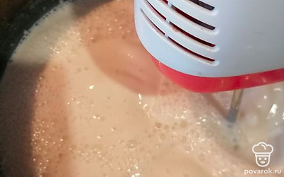 Добавить оставшееся молоко с содой и перемешать миксером.