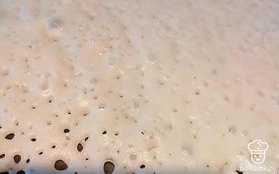 Жарить блины на сковороде с антипригарным покрытием.