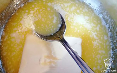 Растопить сливочное масло и смазать им блины.