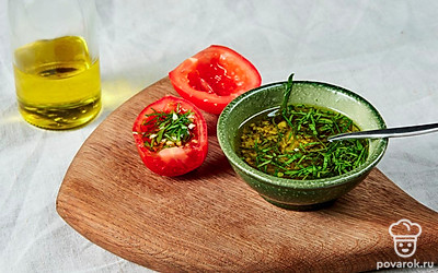 Сделайте блюдо. В миске смешайте чеснок, петрушку, соль и оливковое масло. Выложите начинку в помидоры.