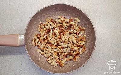 Обжаривайте кешью до румынский, постоянно помешивая, добавьте Оливковое масло и продолжайте жарить орехи ещё пару минут. Масло поможет раскрыться вкусу орехов еще сильнее.