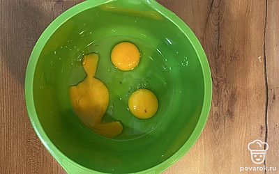 В миску разбить 3 яйца.