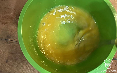 Добавить соль, сахар и перемешать венчиком.