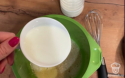 Добавьте молока, масло, перемешайте.