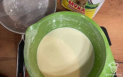 Просейте муку и аккуратно перерешайте.