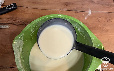 Влейте стакан кипятка, перемешайте. Тесто должно получится жидким.