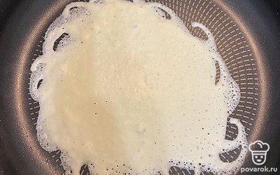 Хорошо разогрейте сковороду, смажьте маслом и выпекайте блины на средней температуре.