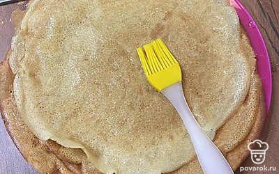 Готовые блины смажьте маслом.