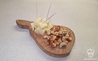 Подавайте оставшиеся орехи на специальной деревяной форме для орехов или на разделочной доске, добавьте кусочки любимого сыра на шпажках, можно палочку с мёдом. Такая подача никого не оставит равнодушным, т.к. выглядит изысканно и красиво.