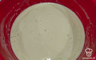 Вымойте яйца. Разбить яйца в миску для смешивания, добавить сахар, соль. Тщательно сбить с помощью вилки/венчика/миксера. Добавить половину молока и перемешать до однородности. 